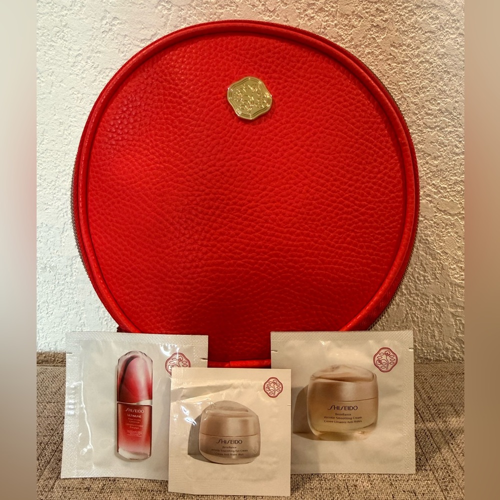 Shiseido Red Round Cosmetic Case with Skincare Sachets/ Sample NWOT